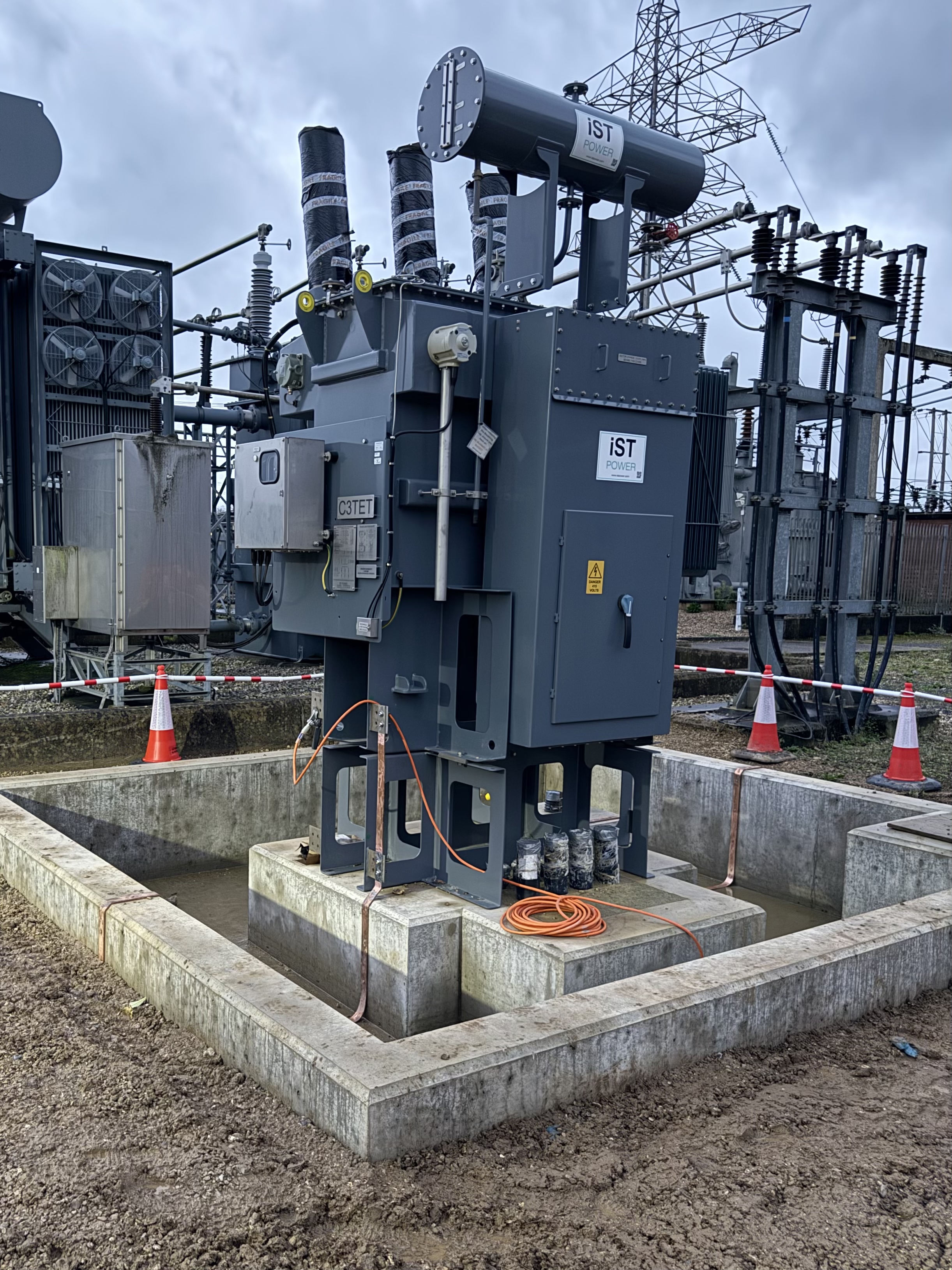 Protectiv earthing work at an electrical substation